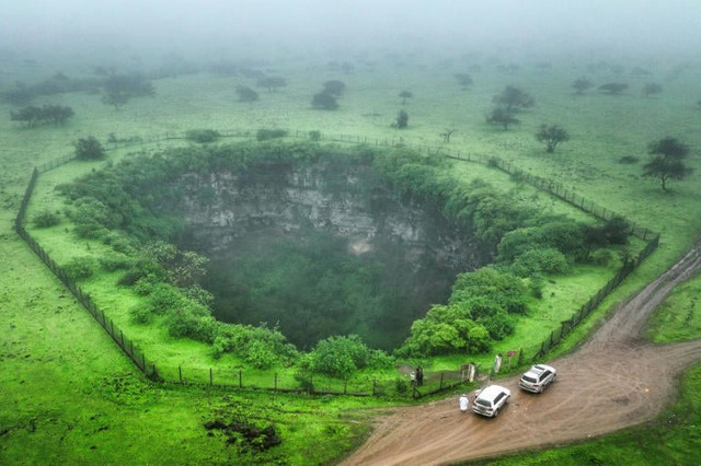 Mind the gap: tourists drawn to Oman's giant sinkholes- Ảnh 1. Mind the gap: tourists drawn to Oman's giant sinkholes- Ảnh 1.