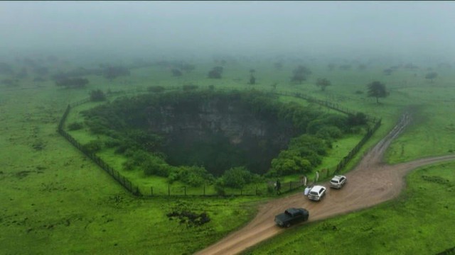 Mind the gap: tourists drawn to Oman's giant sinkholes- Ảnh 3. Mind the gap: tourists drawn to Oman's giant sinkholes- Ảnh 3.