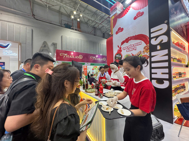 1,000 local, international F&B firms exhibit new products in Ho Chi Minh City
- Ảnh 1. 1,000 local, international F&B firms exhibit new products in Ho Chi Minh City
- Ảnh 1.