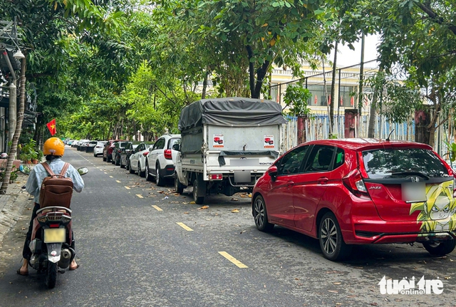 Da Nang streets turn into makeshift parking lots - Ảnh 1.