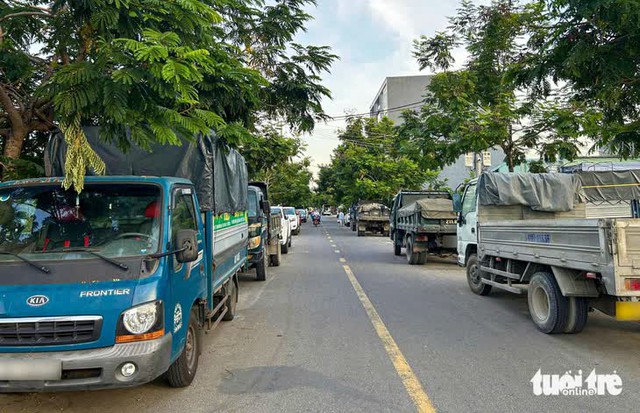 Da Nang streets turn into makeshift parking lots - Ảnh 3.