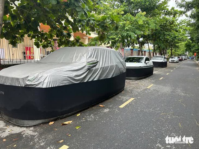Da Nang streets turn into makeshift parking lots - Ảnh 6.