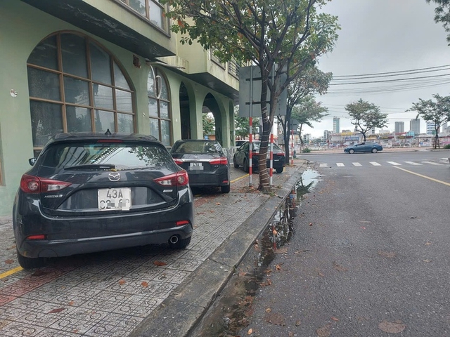 Da Nang streets turn into makeshift parking lots - Ảnh 4.