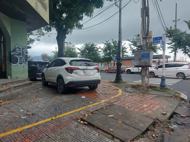 Da Nang streets turn into makeshift parking lots - Ảnh 7.