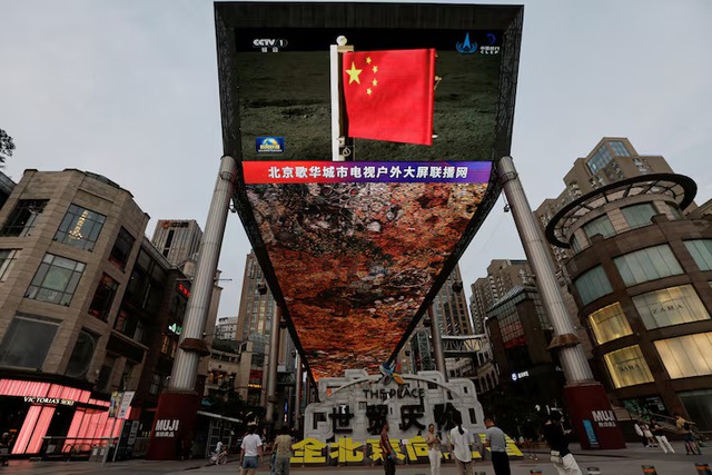 China tests spacecraft it hopes will put first Chinese on the moon - Ảnh 1.