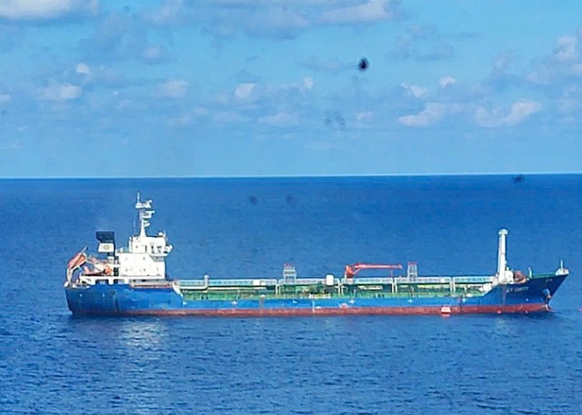 Vietnam rescues 20 crew members from burning oil tanker - Ảnh 1.