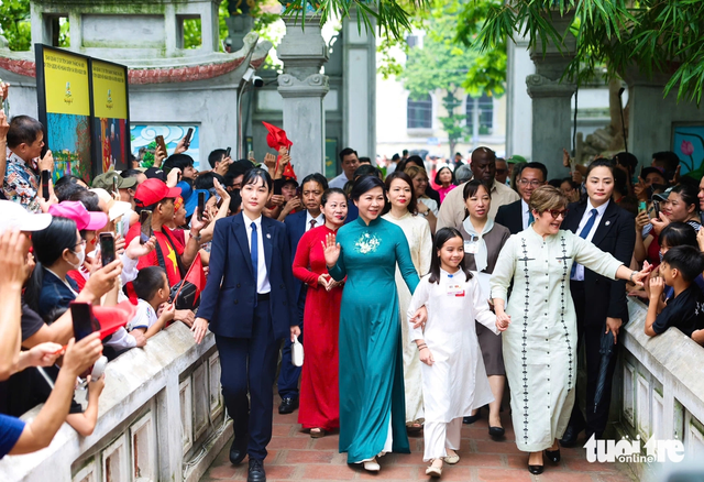 Vietnamese Party chief’s spouse reunites with Cuban President’s spouse in Hanoi - Ảnh 9.