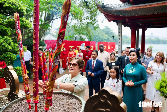 Vietnamese Party chief’s spouse reunites with Cuban President’s spouse in Hanoi - Ảnh 11.