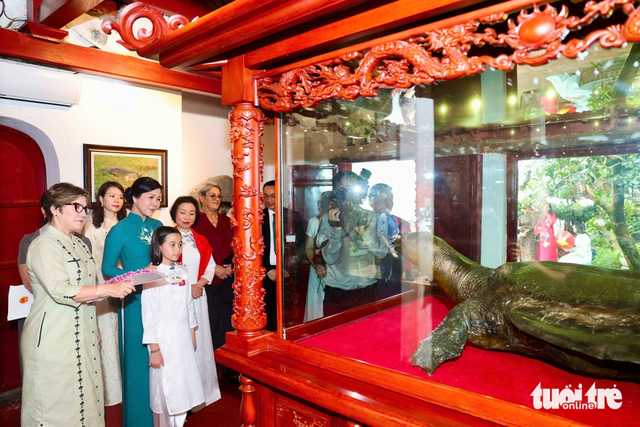 Vietnamese Party chief’s spouse reunites with Cuban President’s spouse in Hanoi - Ảnh 12.