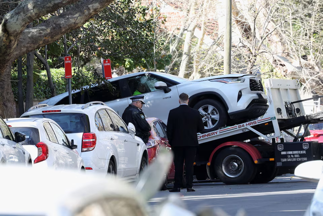 Man arrested for crashing car into Russian consulate in Sydney - Ảnh 1.