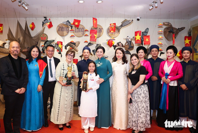 Vietnamese Party chief’s spouse reunites with Cuban President’s spouse in Hanoi - Ảnh 1.