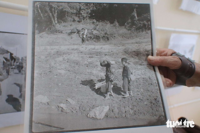 Dutch man brings photos of old Vietnam to children in Da Nang- Ảnh 1. Dutch man brings photos of old Vietnam to children in Da Nang- Ảnh 1.