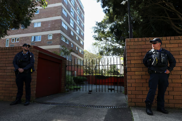 Man arrested for crashing car into Russian consulate in Sydney - Ảnh 2.