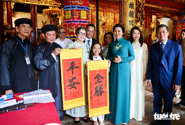 Vietnamese Party chief’s spouse reunites with Cuban President’s spouse in Hanoi - Ảnh 2.