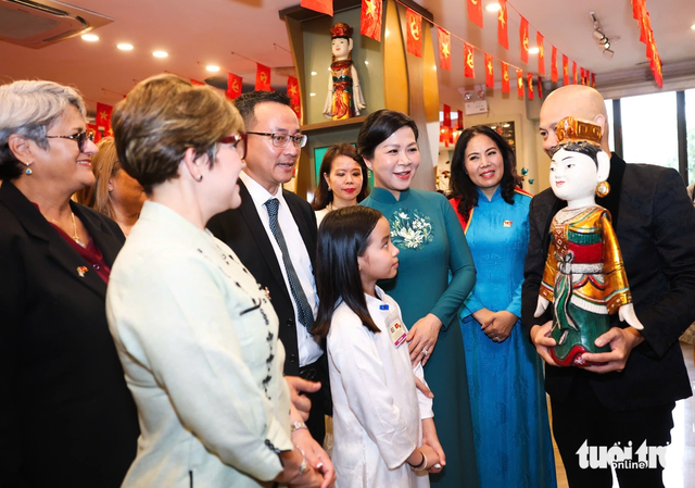 Vietnamese Party chief’s spouse reunites with Cuban President’s spouse in Hanoi - Ảnh 3.