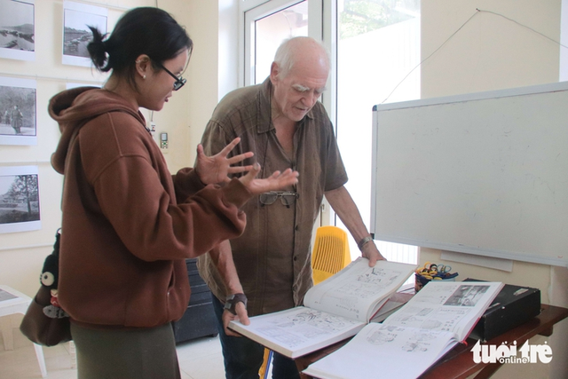 Dutch man brings photos of old Vietnam to children in Da Nang- Ảnh 3. Dutch man brings photos of old Vietnam to children in Da Nang- Ảnh 3.
