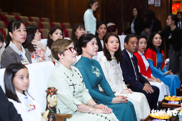 Vietnamese Party chief’s spouse reunites with Cuban President’s spouse in Hanoi - Ảnh 4.