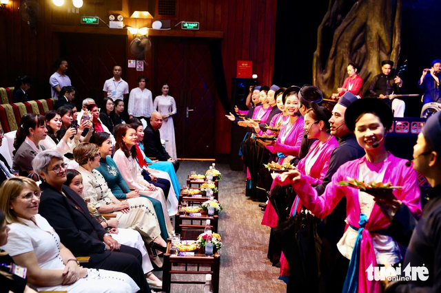 Vietnamese Party chief’s spouse reunites with Cuban President’s spouse in Hanoi - Ảnh 5.