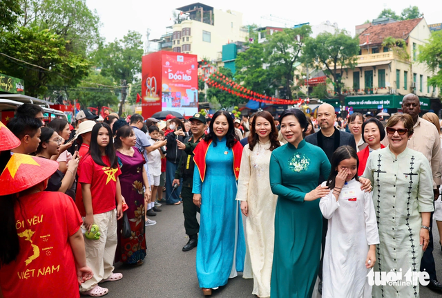 Vietnamese Party chief’s spouse reunites with Cuban President’s spouse in Hanoi - Ảnh 7.