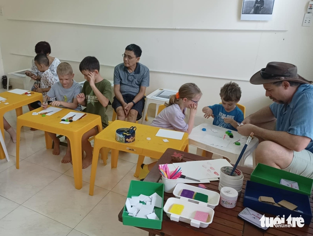 Dutch man brings photos of old Vietnam to children in Da Nang- Ảnh 7. Dutch man brings photos of old Vietnam to children in Da Nang- Ảnh 7.