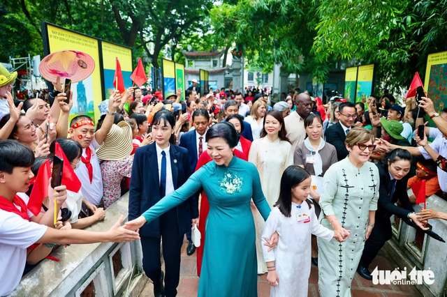 Vietnamese Party chief’s spouse reunites with Cuban President’s spouse in Hanoi - Ảnh 8.