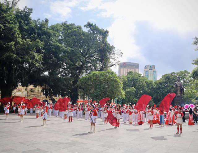 100 students from Ho Chi Minh City join bugle performance in Hanoi to celebrate National Day - Ảnh 1.