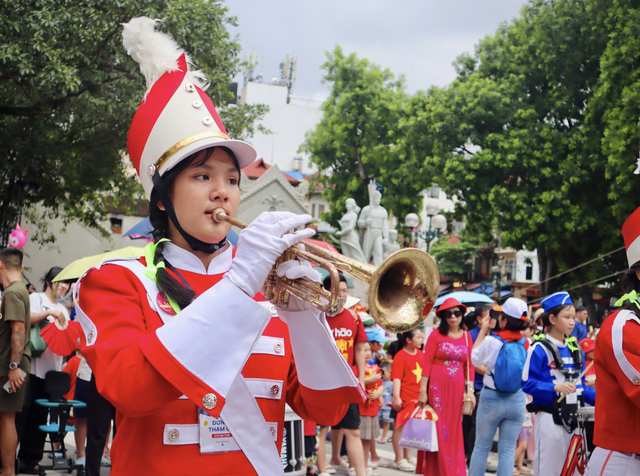 100 students from Ho Chi Minh City join bugle performance in Hanoi to celebrate National Day - Ảnh 2.