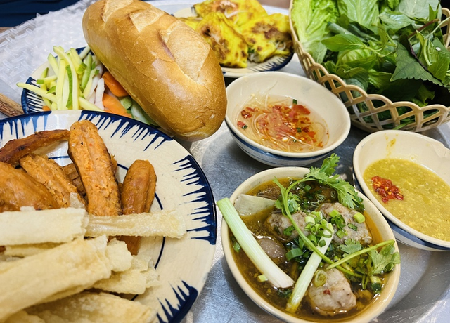 In Vietnam, netizens split over bringing home-cooked food on family trips - Ảnh 1.