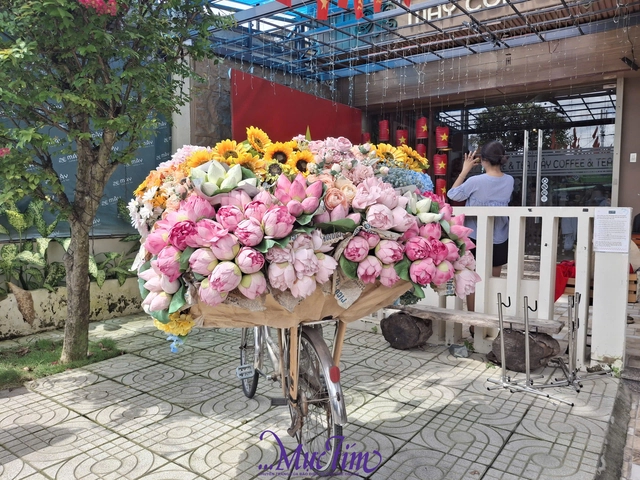 Giới trẻ nô nức đến quán cà phê check-in cùng cờ đỏ sao vàng mừng lễ 2-9 - Ảnh 9.
