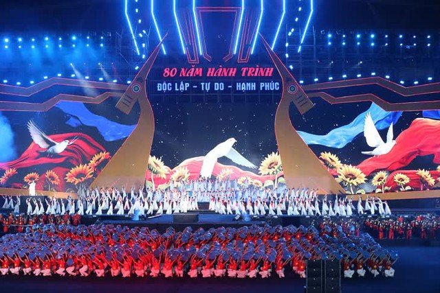 Concert '80 năm hành trình Độc lập - Tự do - Hạnh phúc' khơi dậy niềm tự hào trong lòng bạn trẻ - Ảnh 2.