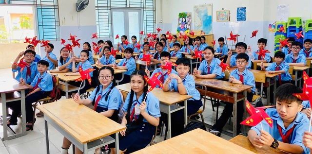 Thiếu nhi TP.HCM check in cùng cờ tổ quốc dịp lễ Quốc khánh 2-9 - Ảnh 3.