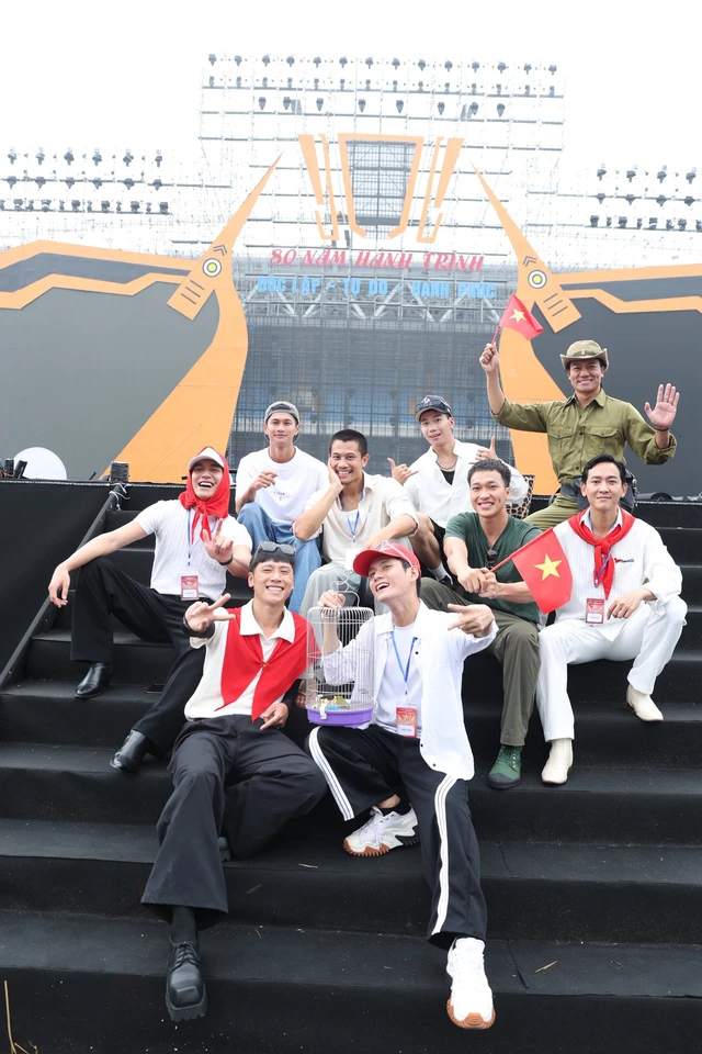 Dàn diễn viên phim Mưa đỏ gây xúc động tại concert '80 năm hành trình Độc lập - Tự do - Hạnh phúc' - Ảnh 4.