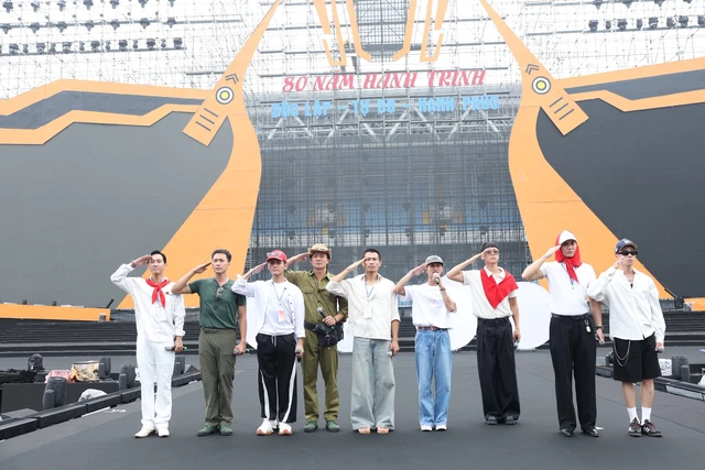 Dàn diễn viên phim Mưa đỏ gây xúc động tại concert '80 năm hành trình Độc lập - Tự do - Hạnh phúc' - Ảnh 3.