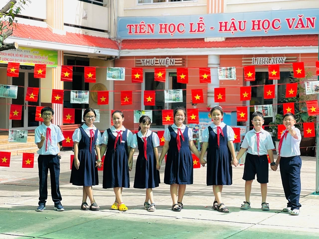 Thiếu nhi TP.HCM check in cùng cờ tổ quốc dịp lễ Quốc khánh 2-9 - Ảnh 5.