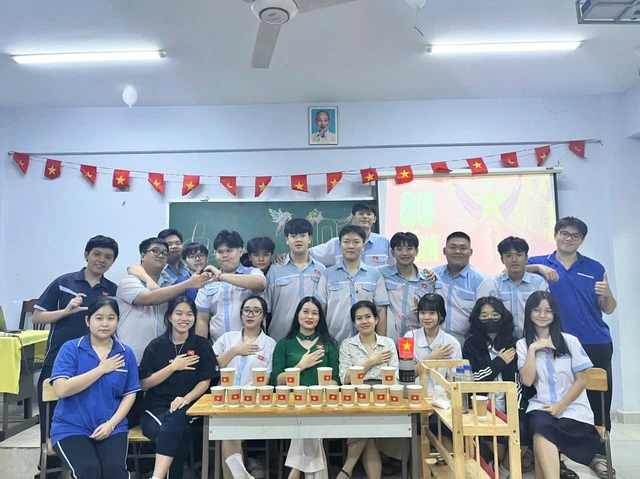 Đưa tinh thần yêu nước vào lớp học dịp lễ Quốc khánh 2-9 - Ảnh 1.