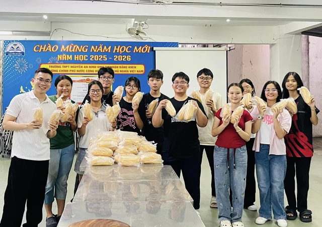 100 ổ bánh mì yêu thương của học trò Trường THPT Nguyễn An Ninh- Ảnh 1.