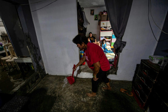 Against the tide: Filipinos battle rising sea on sinking island- Ảnh 1.