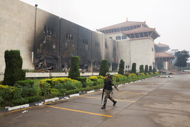 Soldiers guard Nepal's parliament, patrol streets after two days of deadly protests - Ảnh 9.