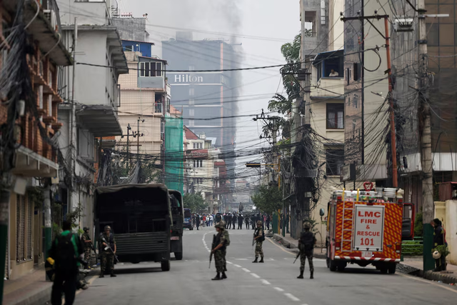 Soldiers guard Nepal's parliament, patrol streets after two days of deadly protests - Ảnh 2.
