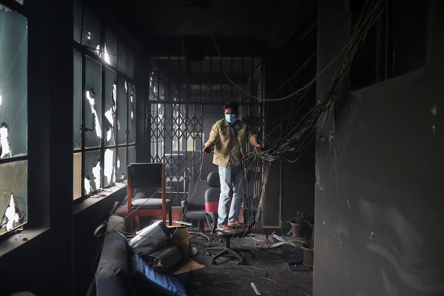 Soldiers guard Nepal's parliament, patrol streets after two days of deadly protests - Ảnh 4.
