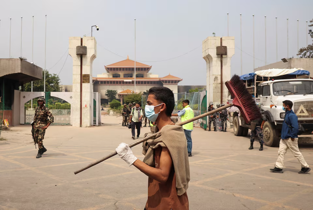 Soldiers guard Nepal's parliament, patrol streets after two days of deadly protests - Ảnh 6.