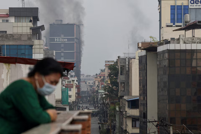 Soldiers guard Nepal's parliament, patrol streets after two days of deadly protests - Ảnh 7.
