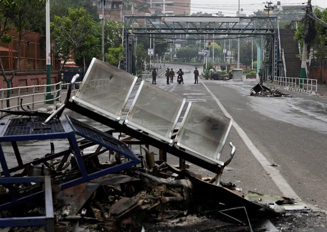 Soldiers guard Nepal's parliament, patrol streets after two days of deadly protests - Ảnh 8.