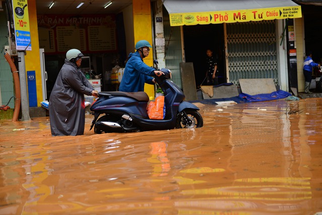 Heavy rain floods many parts of Vietnam’s highland Da Lat- Ảnh 3. Heavy rain floods many parts of Vietnam’s highland Da Lat- Ảnh 3.