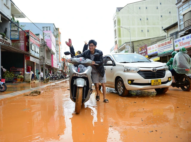 Heavy rain floods many parts of Vietnam’s highland Da Lat- Ảnh 4. Heavy rain floods many parts of Vietnam’s highland Da Lat- Ảnh 4.