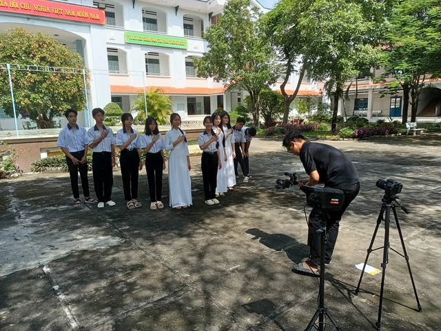 Teen Trường THPT Đức Linh làm phim ngắn về Lượm chỉ với 350 nghìn đồng- Ảnh 3.