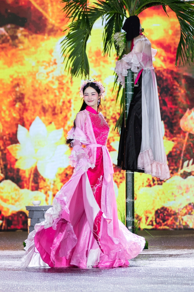40 thí sinh Miss Grand Vietnam trình diễn trang phục văn hóa dân tộc dưới mưa - Ảnh 1.