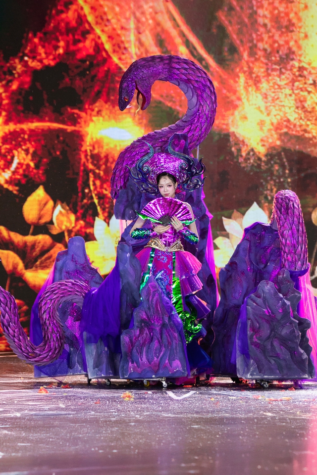 40 thí sinh Miss Grand Vietnam trình diễn trang phục văn hóa dân tộc dưới mưa - Ảnh 4.