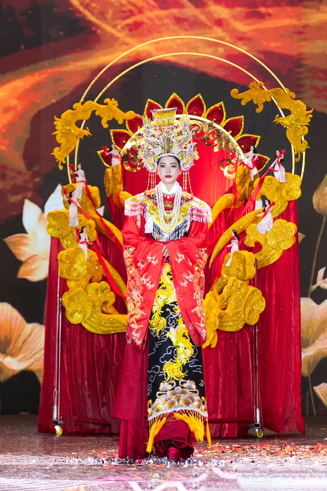 40 thí sinh Miss Grand Vietnam trình diễn trang phục văn hóa dân tộc dưới mưa - Ảnh 2.