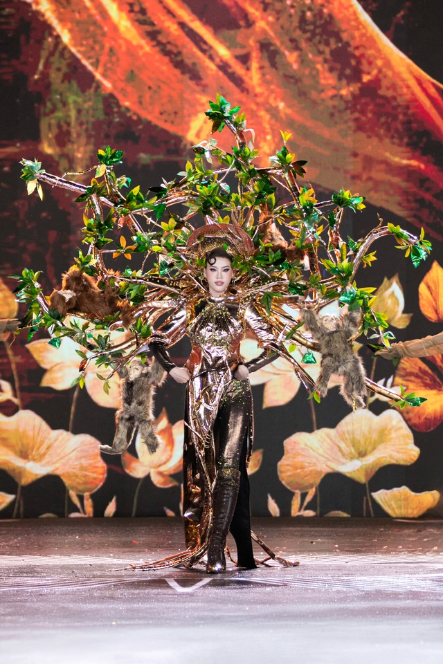 40 thí sinh Miss Grand Vietnam trình diễn trang phục văn hóa dân tộc dưới mưa - Ảnh 7.